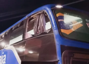 Pelo menos 4 ônibus tem janelas quebradas na BR-135 em Formosa do Rio Preto
