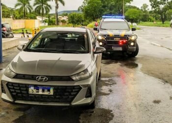 PRF recupera em Barreiras (BA) carro furtado de locadora