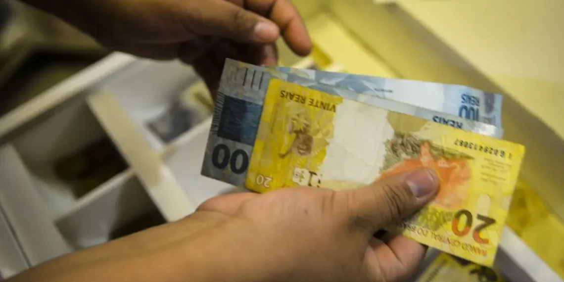 Governo fecha brecha para super-ricos fugirem de nova tributação