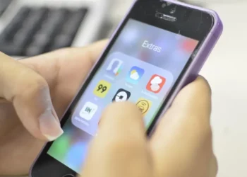 Uso de celular em sala de aula pode ser proibido na Bahia; entenda