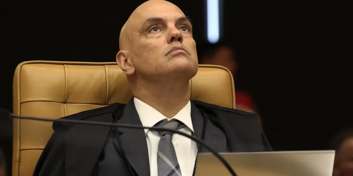Moraes diz que não cabe a Bolsonaro escolher data para falar e mantém depoimento à PF