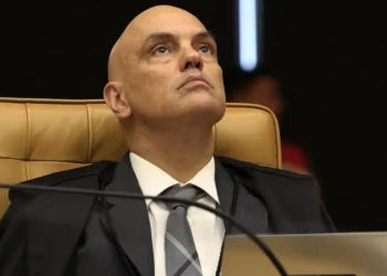 Moraes diz que não cabe a Bolsonaro escolher data para falar e mantém depoimento à PF