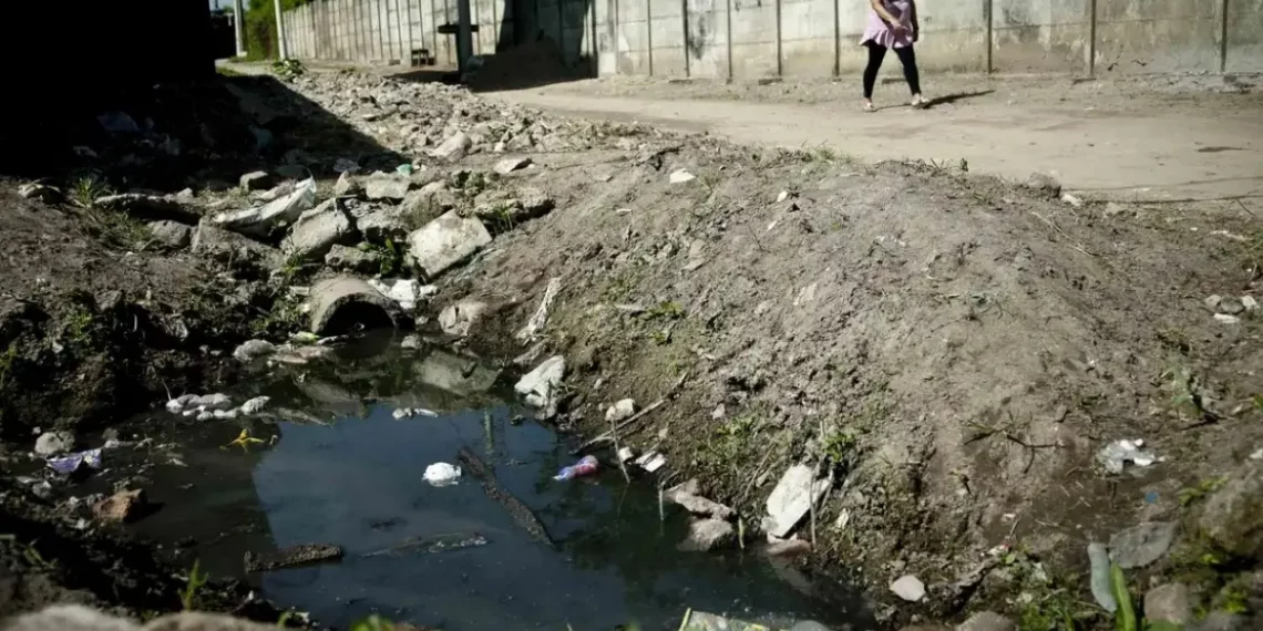 Metade da população não tem acesso a rede de esgoto na Bahia