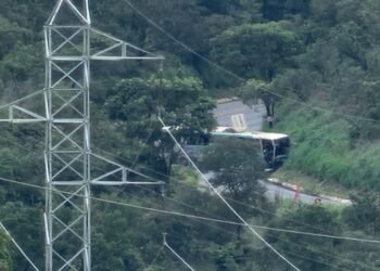Ônibus tomba e deixa 25 pessoas feridas e uma morta na BR 020 em Roda Velha