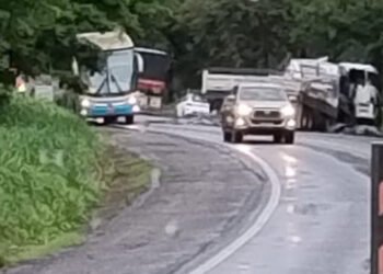 Barreiras: Colisão entre caçamba e camihão deixa vítima presa as ferragens na BR 242