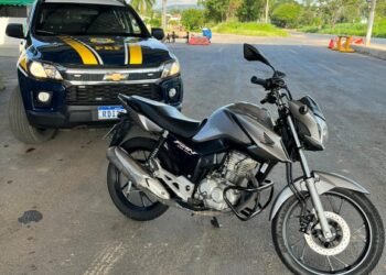 Em Barreiras (BA), PRF recupera motocicleta furtada que era transportada no bagageiro de um ônibus