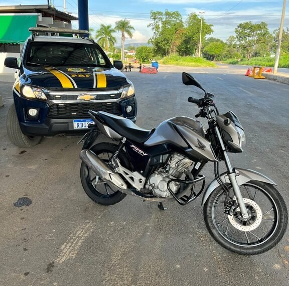 Em Barreiras (BA), PRF recupera motocicleta furtada que era transportada no bagageiro de um ônibus