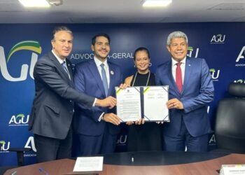 Jerônimo firma acordo com AGU e MEC e acerta novo repasse de precatórios do Fundef para a Bahia