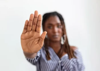 A cada 24 horas, ao menos oito mulheres são vítimas de violência