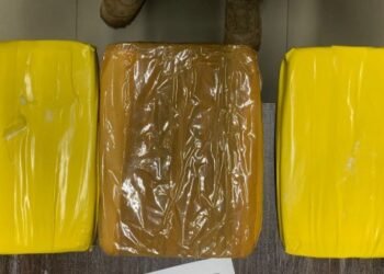 PRF realiza apreensão de 3.2 kg de cocaína em ônibus na BR 242, em Barreiras (BA)