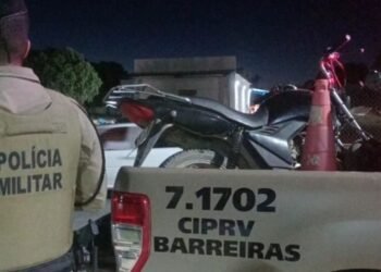 CIPRv/Barreiras apreende motocicleta com restrição de roubo e droga em Brejolândia