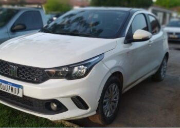 Motorista inabilitado, conduzindo veículo clonado e portando documento falso, é detido pela PRF em São Desidério (BA)