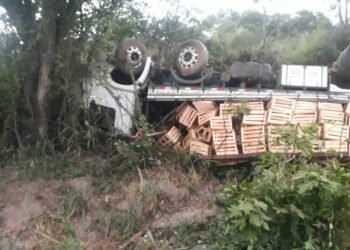 Barreiras: Ultrapassagem termina em colisão entre carro e caminhão na Serra do Saco
