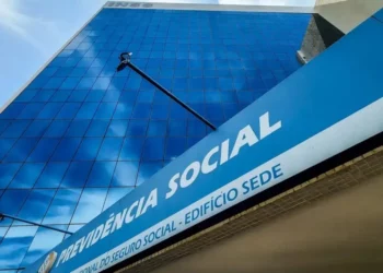 Beneficiários do INSS começam a receber primeira parcela do 13º nesta quarta-feira