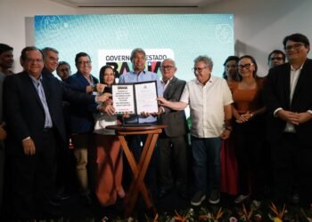 Em Camaçari, Jerônimo autoriza restauração de 19 vias no Polo Industrial e o início dos cursos de qualificação para a seleção da BYD