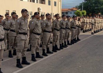 Barreiras: Solenidade de entrega do primeiro uniforme aos alunos do CFSd 2023.2 no 10º BEIC