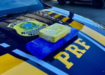 PRF apreende drogas em ônibus de linha interestadual na BR 242 em Barreiras