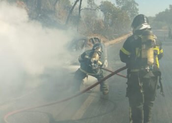 Barreiras: Bombeiros Militares apagam incêndio em carro na BR 242 na altura da Serra do Saco