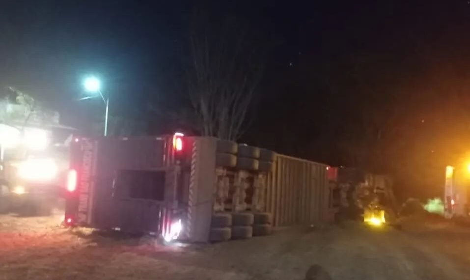 São Desidério: Motorista de carreta morre em acidente de trânsito na BR 135