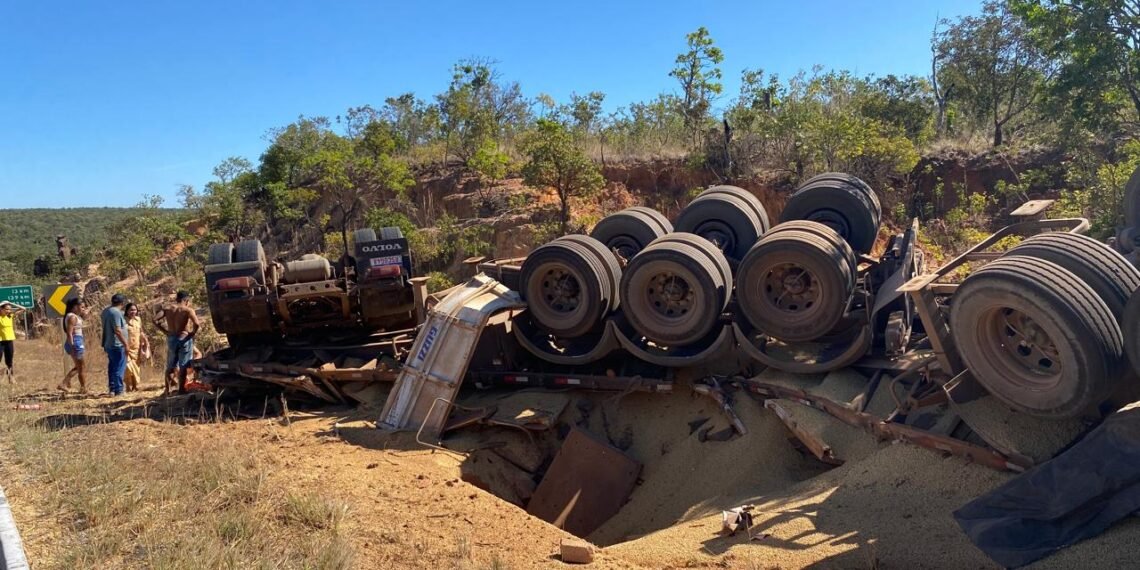 LEM: Motorista fica ferido em capotamento de bitrem na BR 242