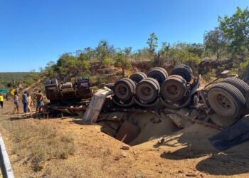 LEM: Motorista fica ferido em capotamento de bitrem na BR 242
