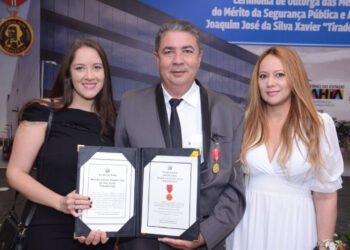 Agente Investigador de Polícia Civil Recebe Medalha Tiradentes por Contribuição à Segurança Pública na Bahia