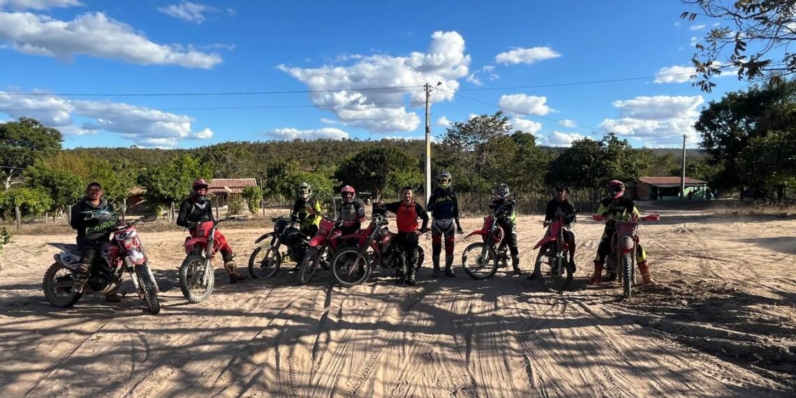 A 6ª Trilha dos Cupins do Cerrado, que ocorreu neste domingo (07), na região do Gerais, no povoado de Guará, em Riachão das Neves, reuniu entusiastas de motocross e off-road para explorar as belezas naturais da área.