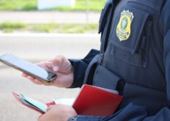 Motorista é detido pela PRF ao apresentar documento falso durante abordagem em Seabra