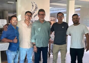 Dr. Daniel Correia e Salomão Correia se Reúnem com o Secretário Chefe da Casa Civil Afonso Florence para Discutir Eleições em Riachão das Neves