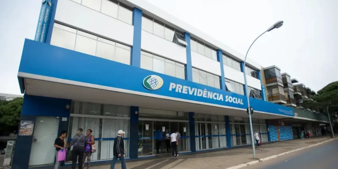 Servidores do INSS deflagram greve em todo país; categoria busca acordo de valorização e reajuste salarial
