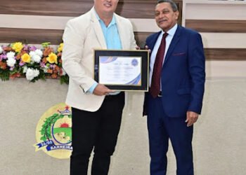 Vereador e Doutor Sileno Indica e Entrega Título de Cidadão Barreirense a Marlos Patric da Silva