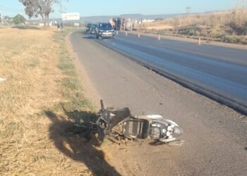 Barreiras: Acidente envolvendo moto e caminhão carregado de combustível que acabou tombando deixa duas pessoas feridas