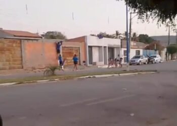 Polêmica das Bandeirinhas em Riachão das Neves: Estratégia de Campanha Gera Repercussão Judicial