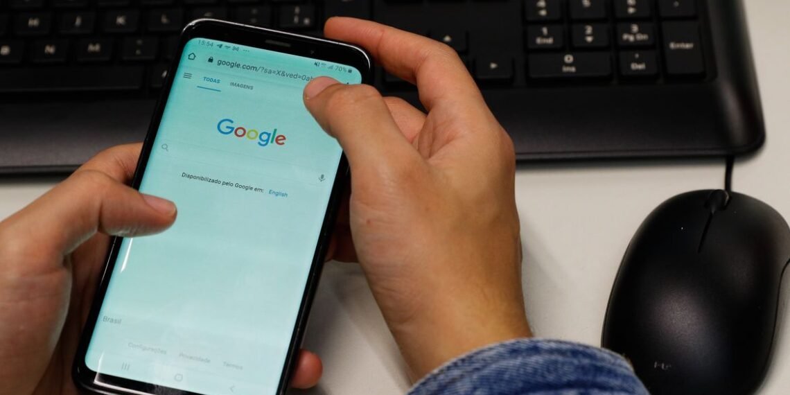 Seis em cada 10 escolas têm regras para uso do celular pelos alunos