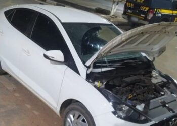 PRF recupera veículo roubado durante fiscalização em Seabra (BA)