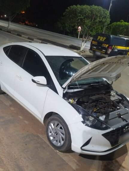 PRF recupera veículo roubado durante fiscalização em Seabra (BA)