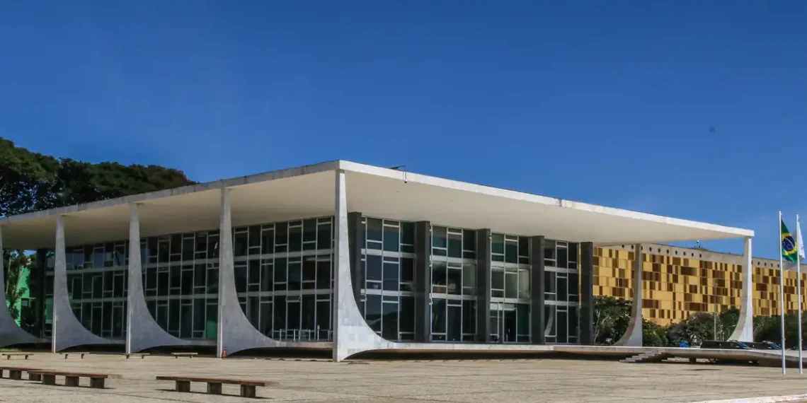 STF adia decisão sobre lei que impõe restrições para laqueadura