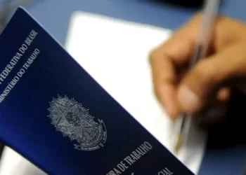 Desemprego recua a 6,1% e renova mínima da série histórica