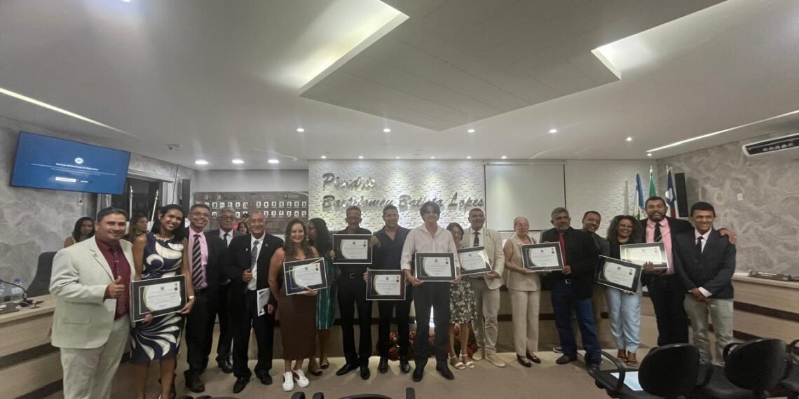 População de Riachão das Neves Celebra Homenagem a Personalidades Locais