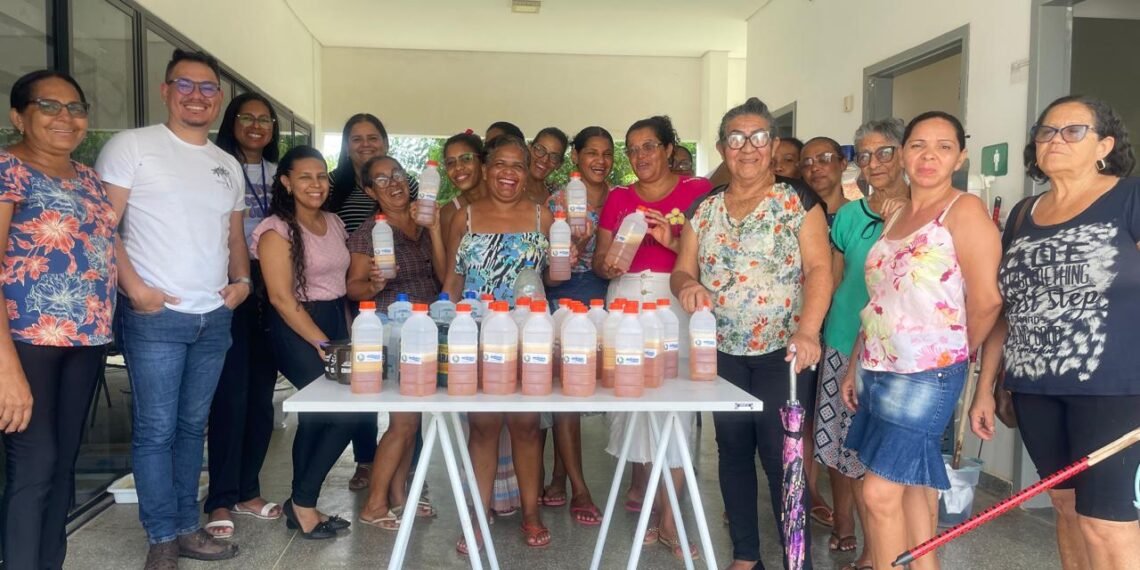 Idosas do CRAS I e II de Barreiras aprendem a fazer sabão a partir de óleo usado de cozinha