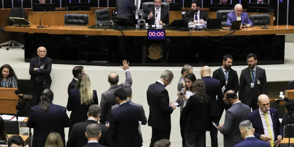 Câmara aprova urgência para corte de gastos e governo promete negociar