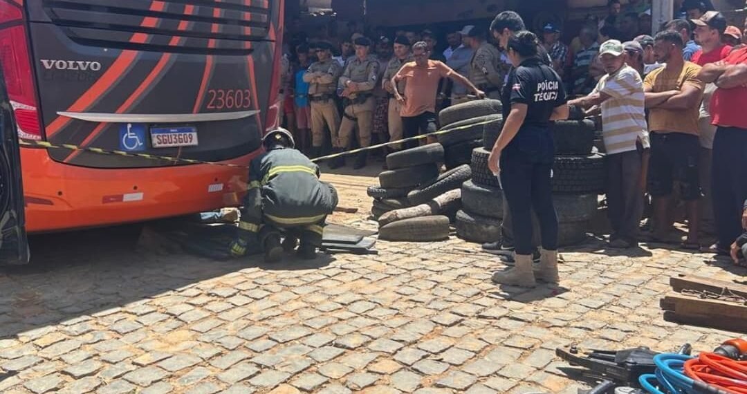 Bombeiros Militares resgatam vítima morta embaixo de ônibus em Cristópolis