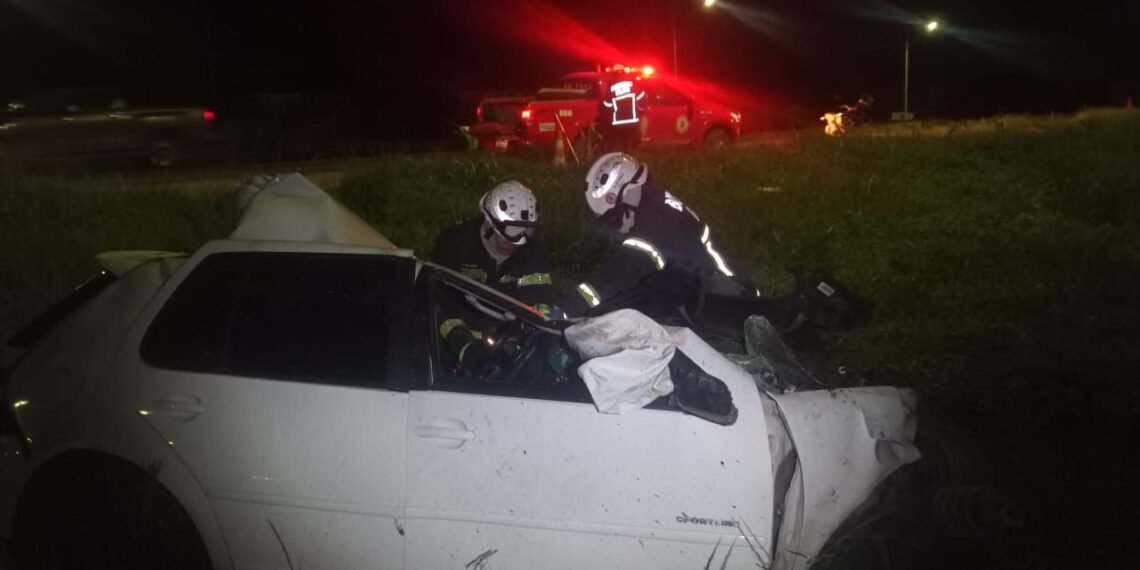 Bombeiros atuam em resgate após colisão fatal na BR-242, em Luís Eduardo Magalhães