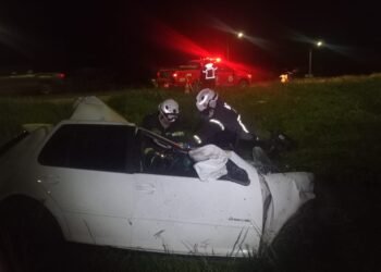 Bombeiros atuam em resgate após colisão fatal na BR-242, em Luís Eduardo Magalhães