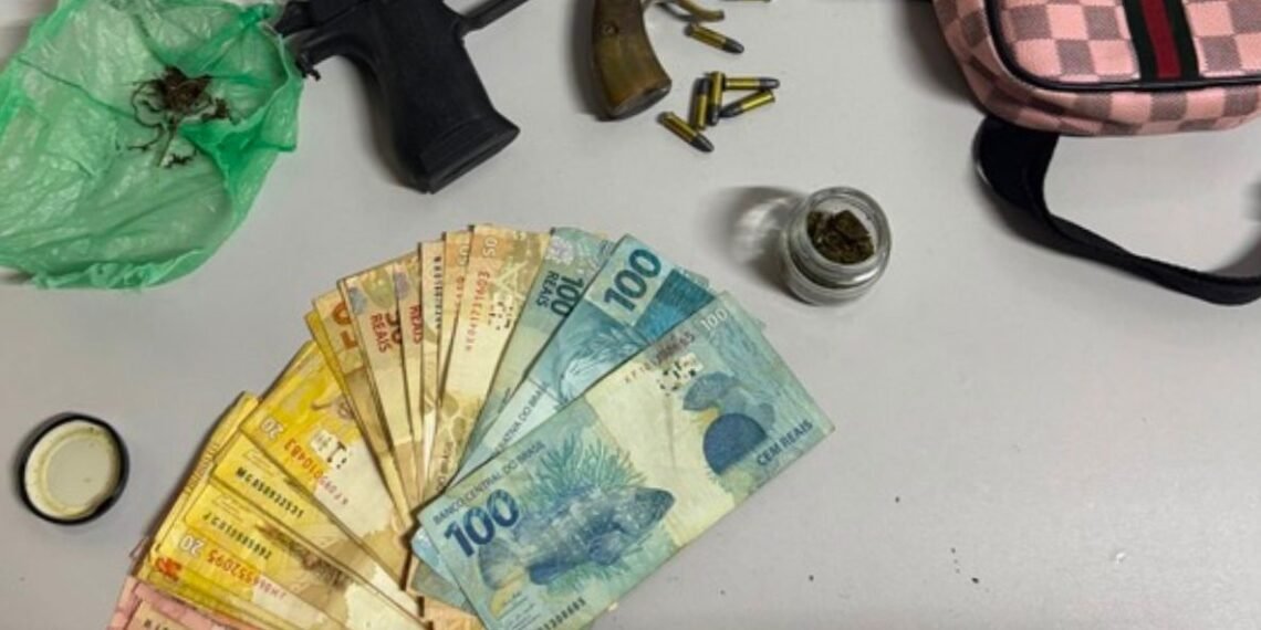 Santa Rita de Cássia: Casal é conduzido por posse de arma de fogo, pequena quantia de droga e veículo adulterado