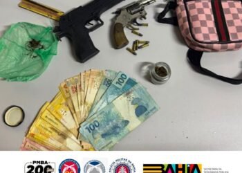 Santa Rita de Cássia: Casal é conduzido por posse de arma de fogo, pequena quantia de droga e veículo adulterado