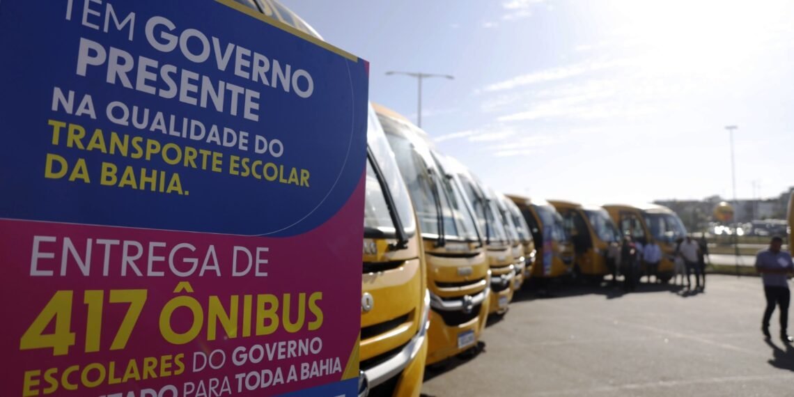 Governo do Estado amplia mobilidade de estudantes do interior com entrega de 417 ônibus escolares rurais