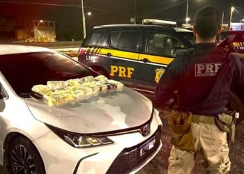 PRF prende traficantes transportando cocaína dentro de Corolla em Simões Filho (BA)
