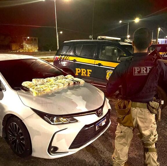 PRF prende traficantes transportando cocaína dentro de Corolla em Simões Filho (BA)