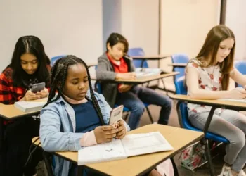 Entenda o projeto que limita uso de celulares em escolas, que Lula vai sancionar nesta segunda